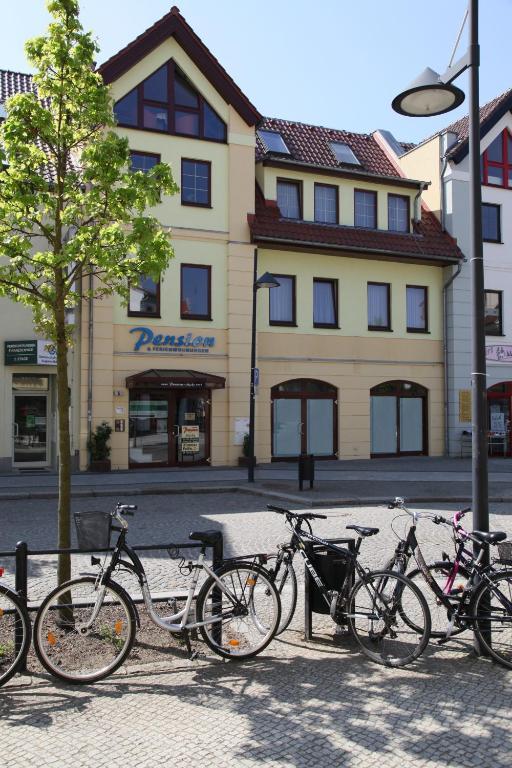 Pension Am Markt Люббен Екстер'єр фото