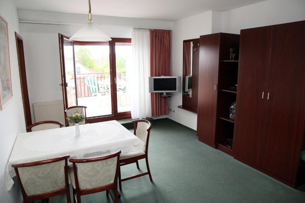 Pension Am Markt Люббен Номер фото